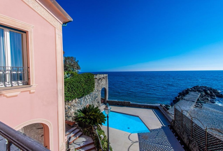 DOK777. Villa fronte mare con vista panoramica in Liguria