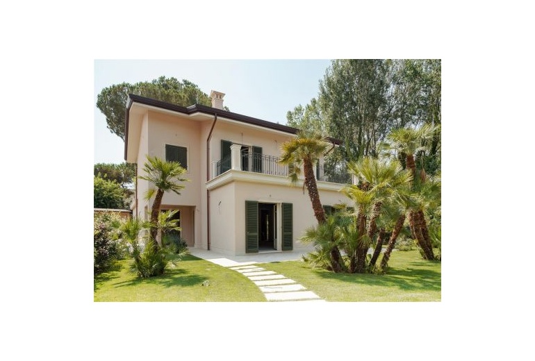 DIOA1. Villa in Vendita a Forte dei Marmi