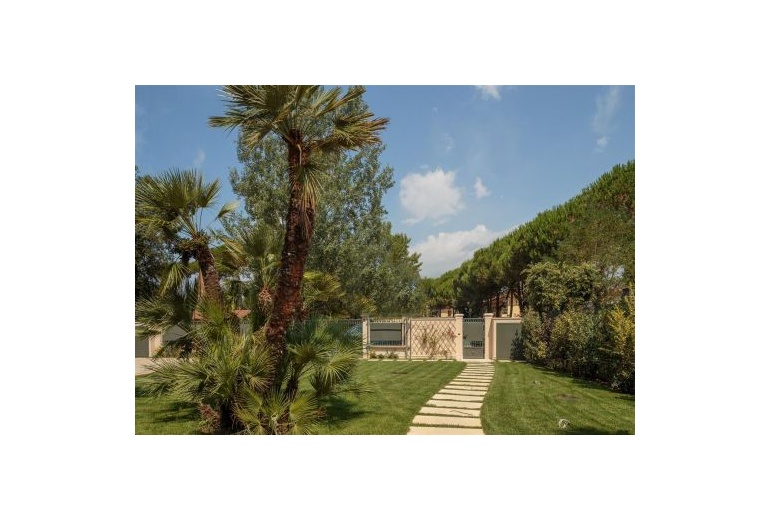 DIOA1. Villa in Vendita a Forte dei Marmi