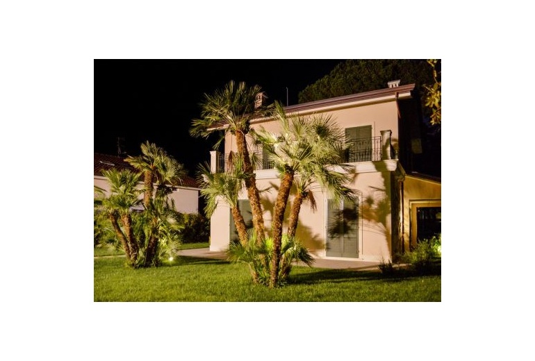 DIOA1. Villa in Vendita a Forte dei Marmi