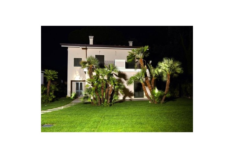 DIOA1. Villa in Vendita a Forte dei Marmi