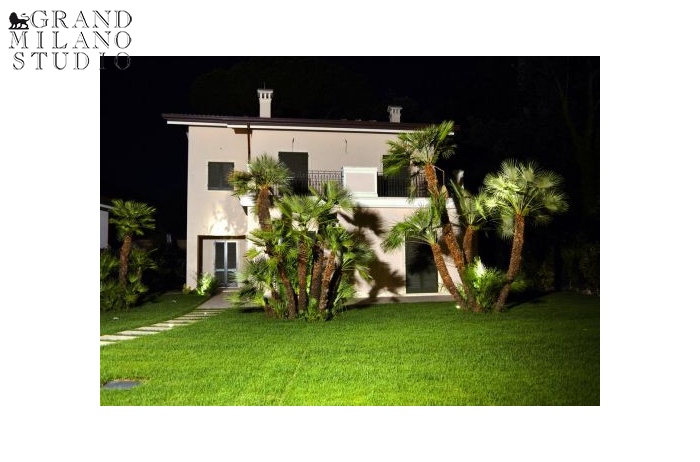 DIOA1. Villa in Vendita a Forte dei Marmi