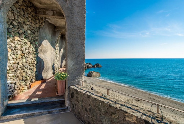 DOK777. Villa fronte mare con vista panoramica in Liguria