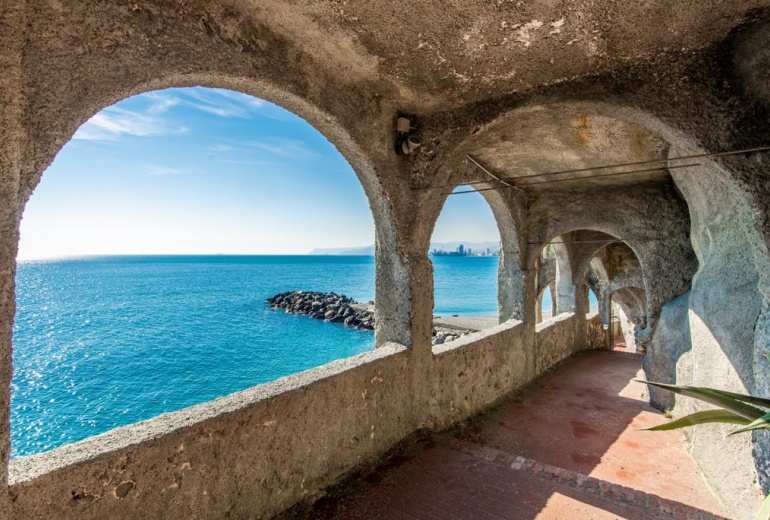 DOK777. Villa fronte mare con vista panoramica in Liguria