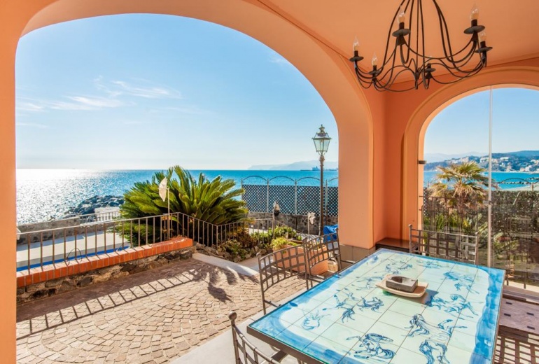 DOK777. Villa fronte mare con vista panoramica in Liguria