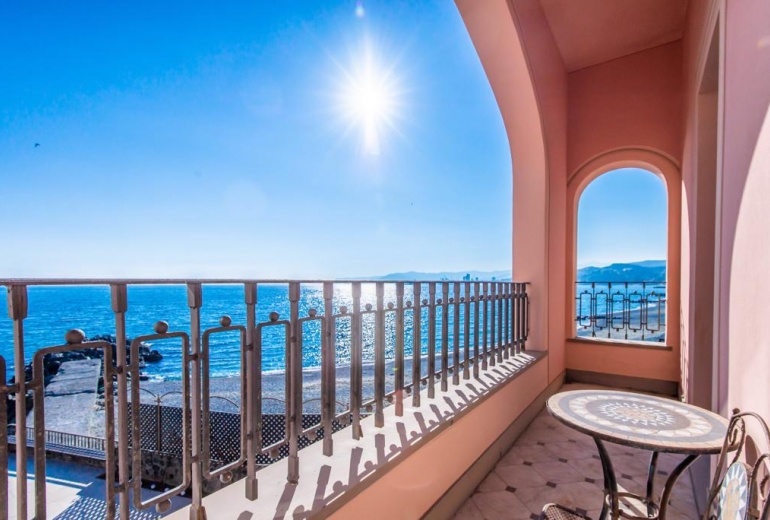 DOK777. Villa fronte mare con vista panoramica in Liguria