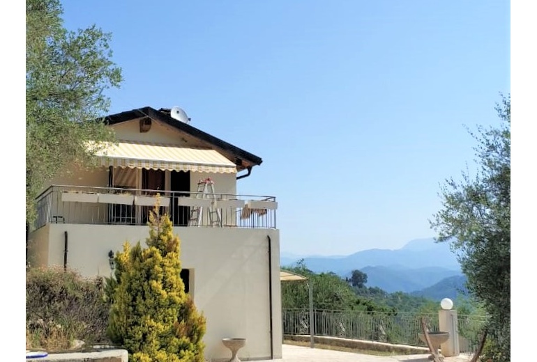 DOK115. Villa con vista panoramica sulle montagne Liguri di Dolceacqua