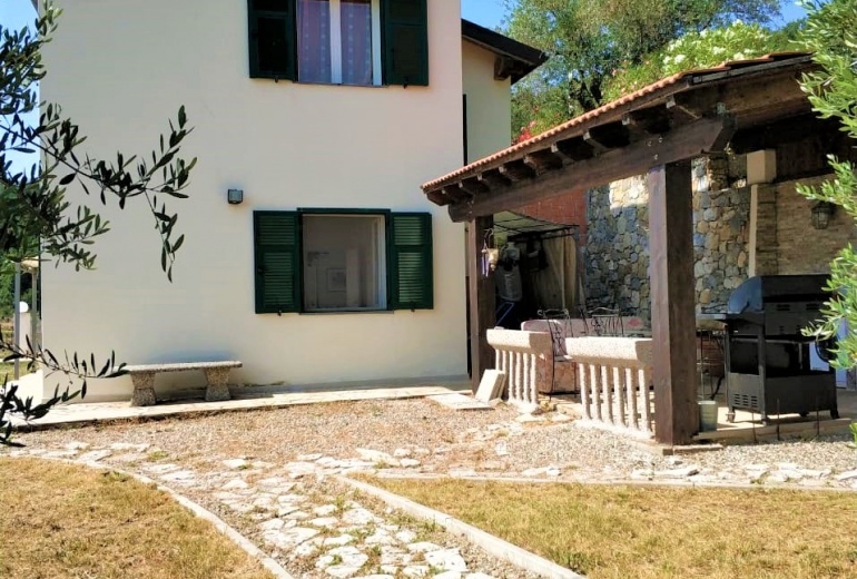 DOK115. Villa con vista panoramica sulle montagne Liguri di Dolceacqua