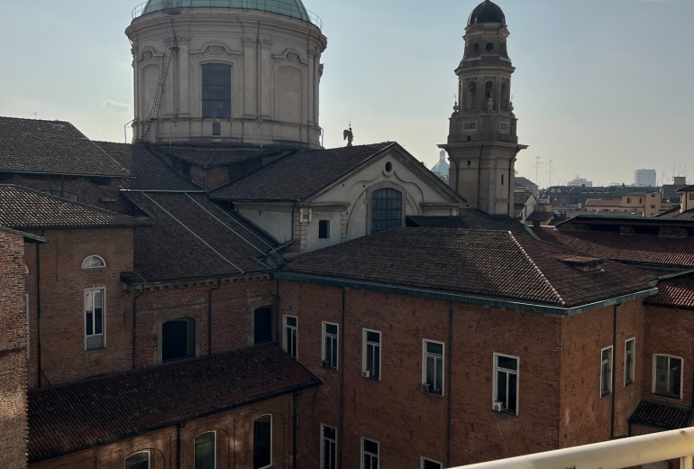 DOK864. AMPIO E LUMINOSO PLURILOCALE IN CENTRO STORICO DI MILANO