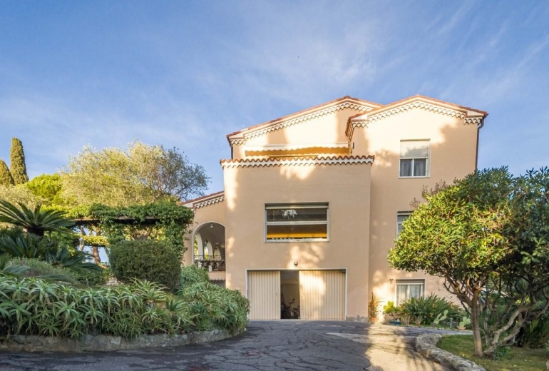 DOK865.VILLA CON PISCINA E PARZIALE VISTA MARE A BORDIGHERA