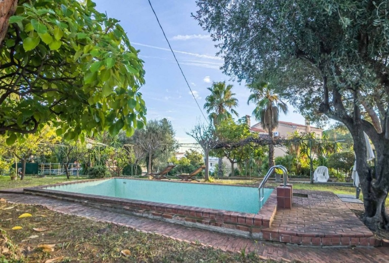 DOK865.VILLA CON PISCINA E PARZIALE VISTA MARE A BORDIGHERA