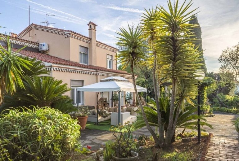 DOK865.VILLA CON PISCINA E PARZIALE VISTA MARE A BORDIGHERA