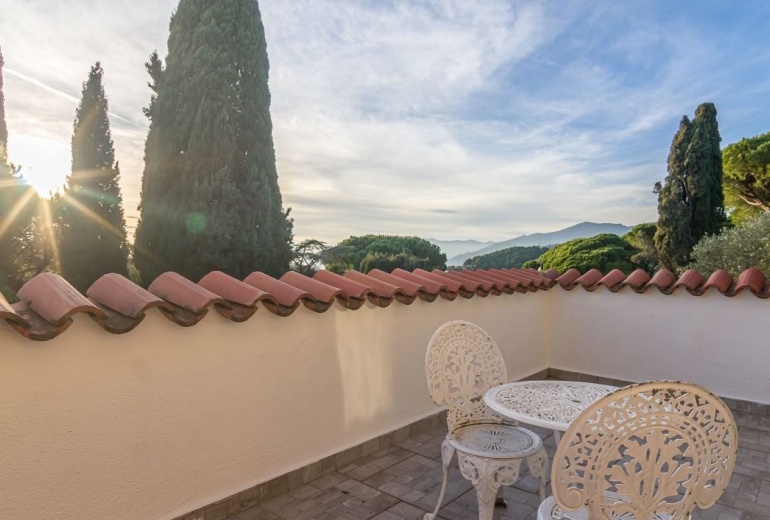 DOK865.VILLA CON PISCINA E PARZIALE VISTA MARE A BORDIGHERA