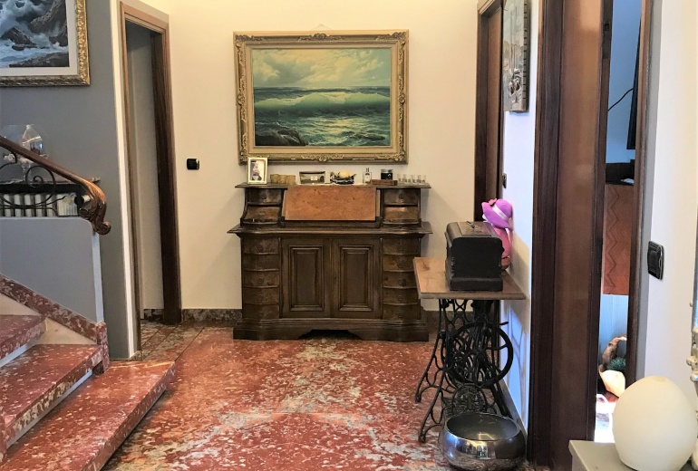 DOK865.VILLA CON PISCINA E PARZIALE VISTA MARE A BORDIGHERA