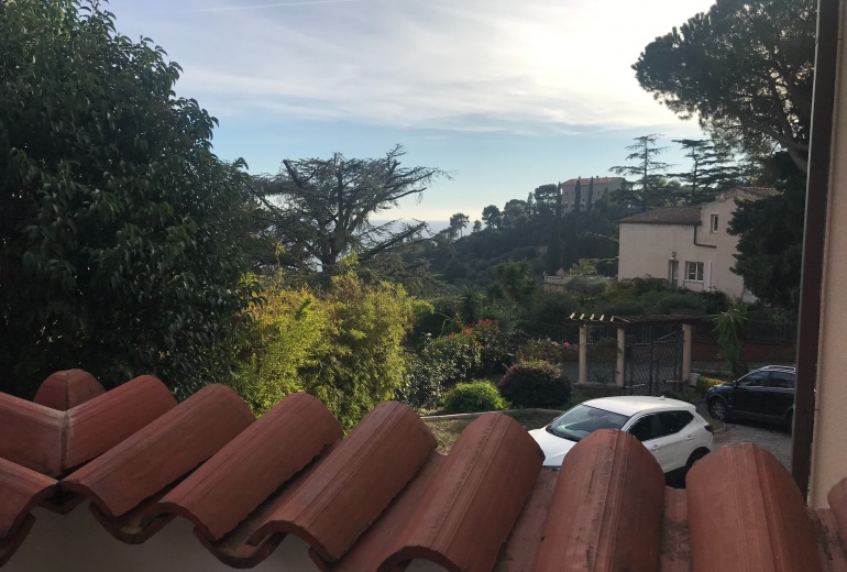 DOK865.VILLA CON PISCINA E PARZIALE VISTA MARE A BORDIGHERA