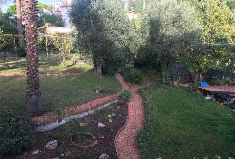 DOK865.VILLA CON PISCINA E PARZIALE VISTA MARE A BORDIGHERA