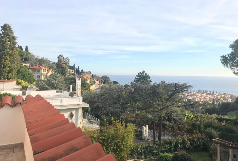 DOK865.VILLA CON PISCINA E PARZIALE VISTA MARE A BORDIGHERA