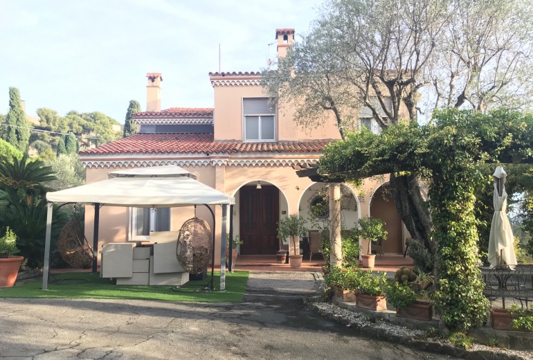 DOK865.VILLA CON PISCINA E PARZIALE VISTA MARE A BORDIGHERA