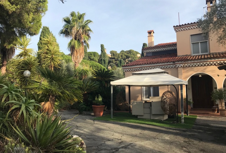 DOK865.VILLA CON PISCINA E PARZIALE VISTA MARE A BORDIGHERA