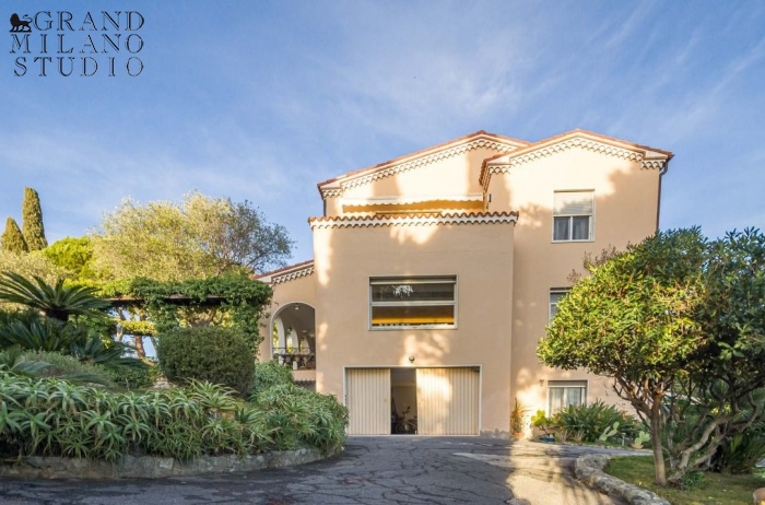 DOK865.VILLA CON PISCINA E PARZIALE VISTA MARE A BORDIGHERA