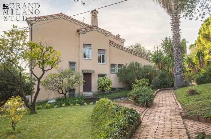 DOK865.VILLA CON PISCINA E PARZIALE VISTA MARE A BORDIGHERA