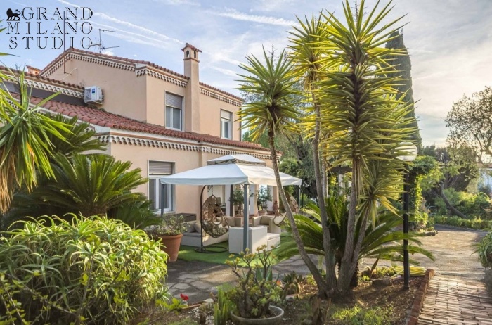 DOK865.VILLA CON PISCINA E PARZIALE VISTA MARE A BORDIGHERA