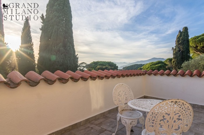 DOK865.VILLA CON PISCINA E PARZIALE VISTA MARE A BORDIGHERA