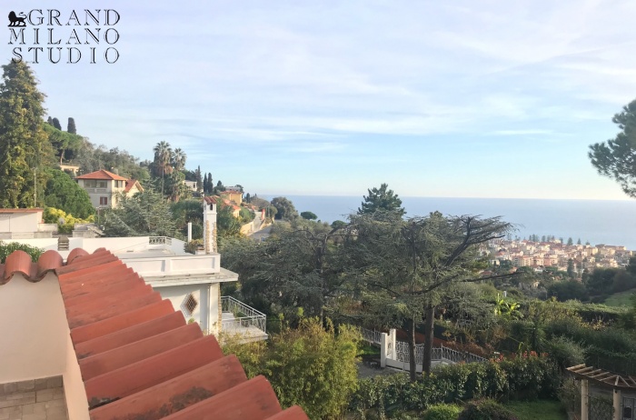 DOK865.VILLA CON PISCINA E PARZIALE VISTA MARE A BORDIGHERA