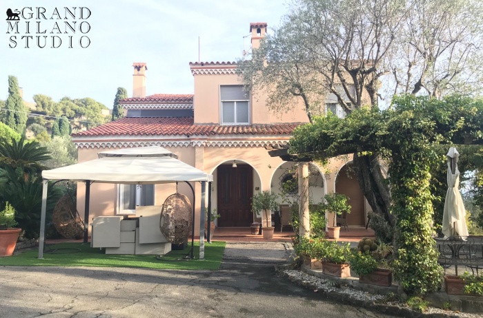 DOK865.VILLA CON PISCINA E PARZIALE VISTA MARE A BORDIGHERA