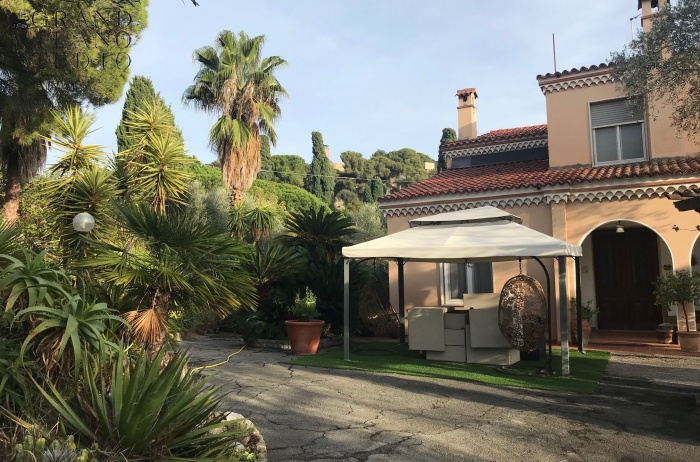 DOK865.VILLA CON PISCINA E PARZIALE VISTA MARE A BORDIGHERA