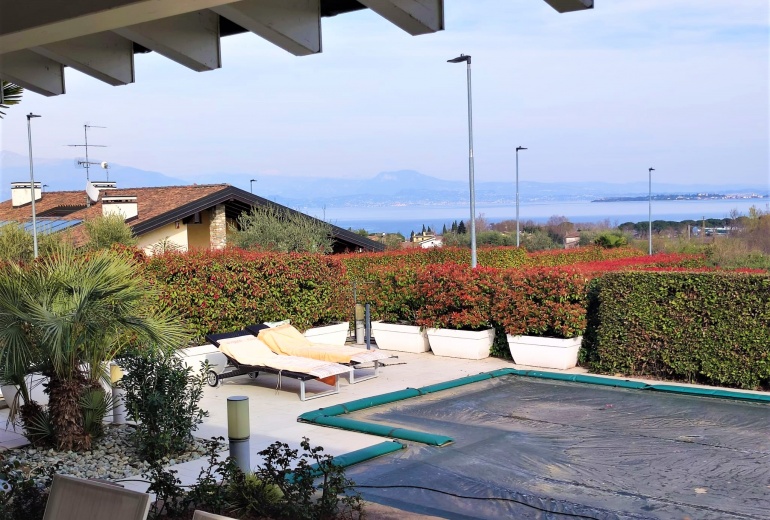 DOK867.Villa di recente costruzione con piscina e vista lago a Padenghe