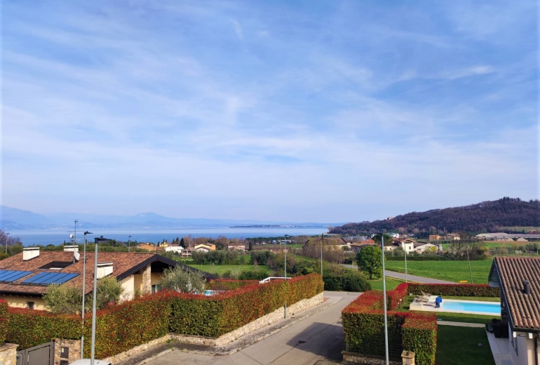 DOK867.Villa di recente costruzione con piscina e vista lago a Padenghe