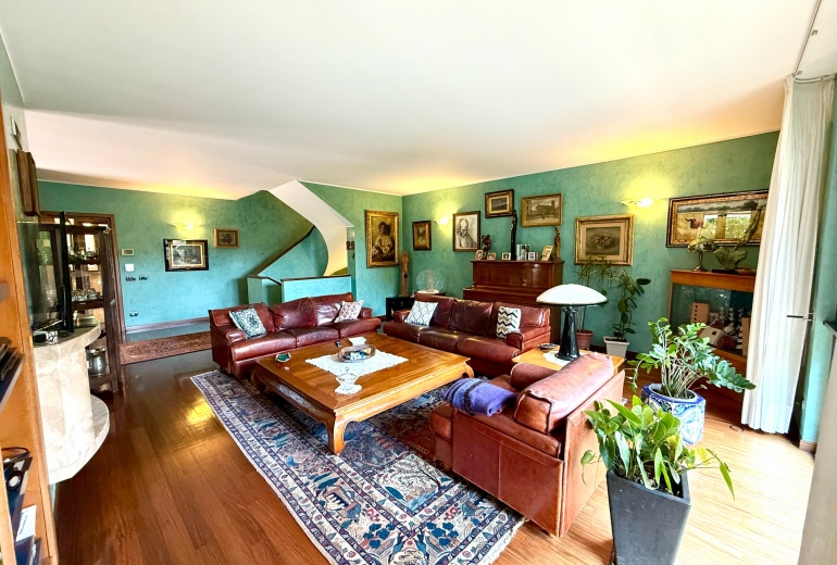 DAB10. VILLA DI TESTA CON GIARDINO NEL CONDOMINIO CON PISCINA