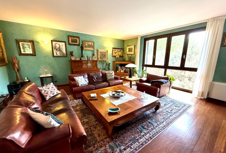 DAB10. VILLA DI TESTA CON GIARDINO NEL CONDOMINIO CON PISCINA
