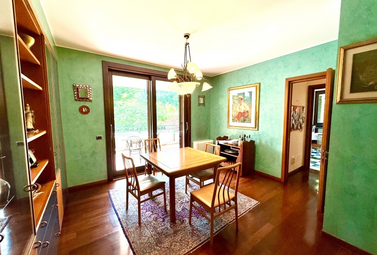 DAB10. VILLA DI TESTA CON GIARDINO NEL CONDOMINIO CON PISCINA