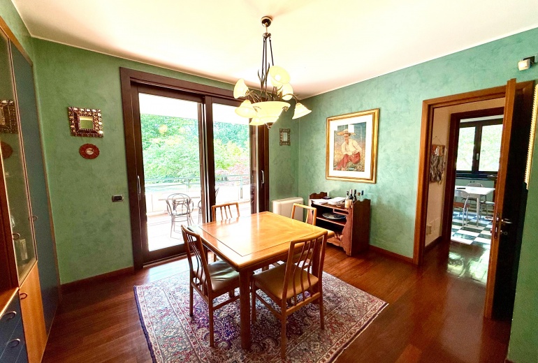DAB10. VILLA DI TESTA CON GIARDINO NEL CONDOMINIO CON PISCINA