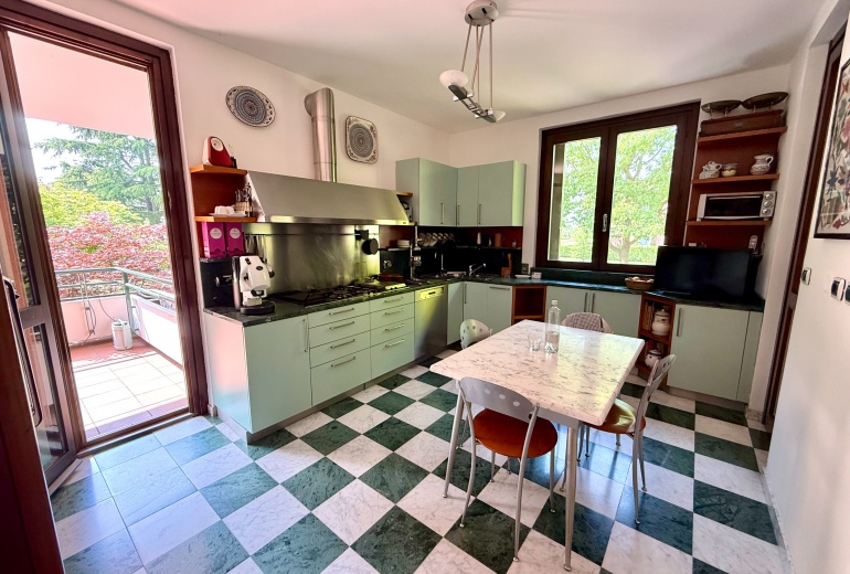 DAB10. VILLA DI TESTA CON GIARDINO NEL CONDOMINIO CON PISCINA