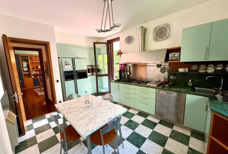 DAB10. VILLA DI TESTA CON GIARDINO NEL CONDOMINIO CON PISCINA