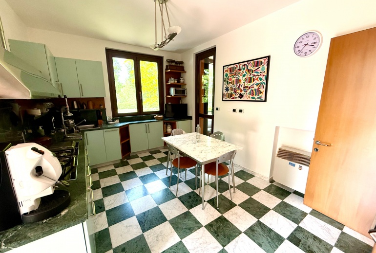 DAB10. VILLA DI TESTA CON GIARDINO NEL CONDOMINIO CON PISCINA