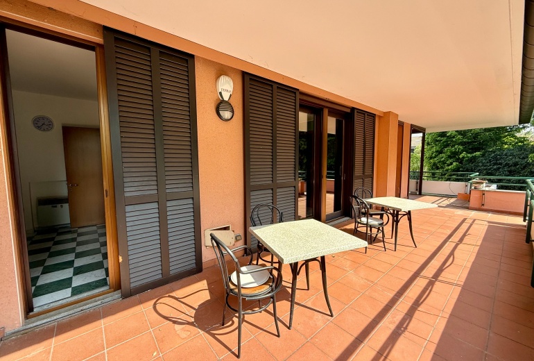 DAB10. VILLA DI TESTA CON GIARDINO NEL CONDOMINIO CON PISCINA