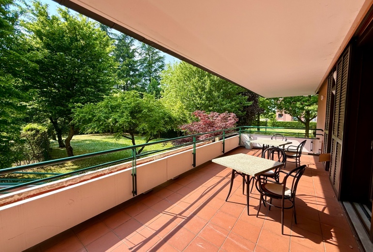 DAB10. VILLA DI TESTA CON GIARDINO NEL CONDOMINIO CON PISCINA