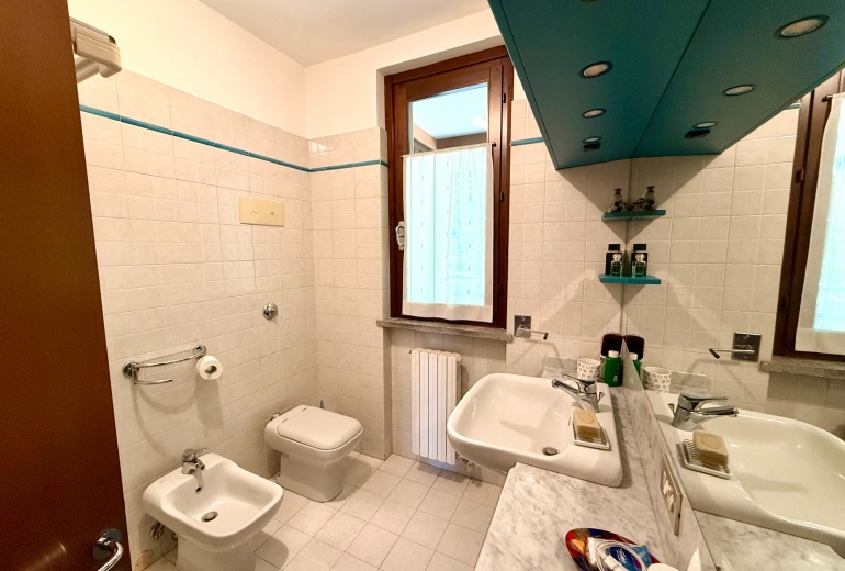 DAB10. VILLA DI TESTA CON GIARDINO NEL CONDOMINIO CON PISCINA
