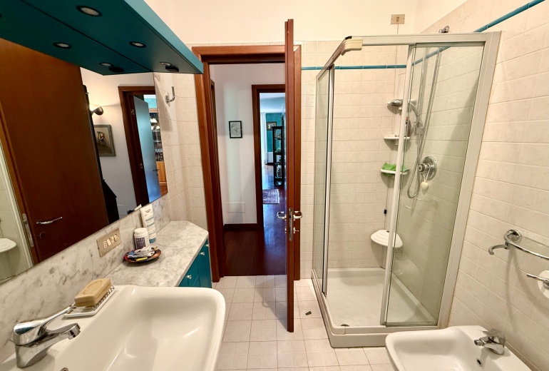 DAB10. VILLA DI TESTA CON GIARDINO NEL CONDOMINIO CON PISCINA