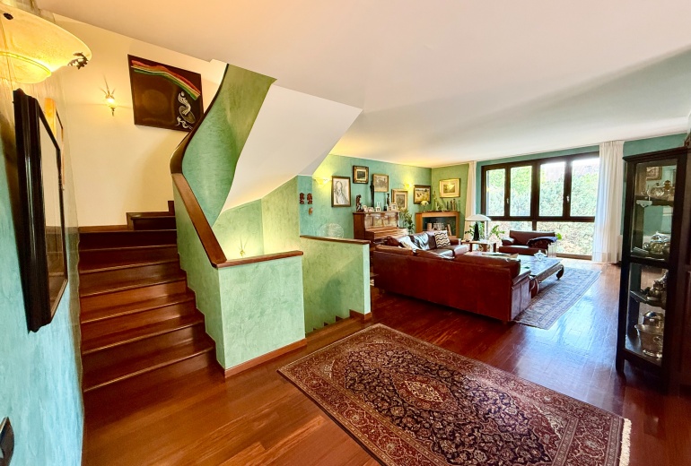DAB10. VILLA DI TESTA CON GIARDINO NEL CONDOMINIO CON PISCINA