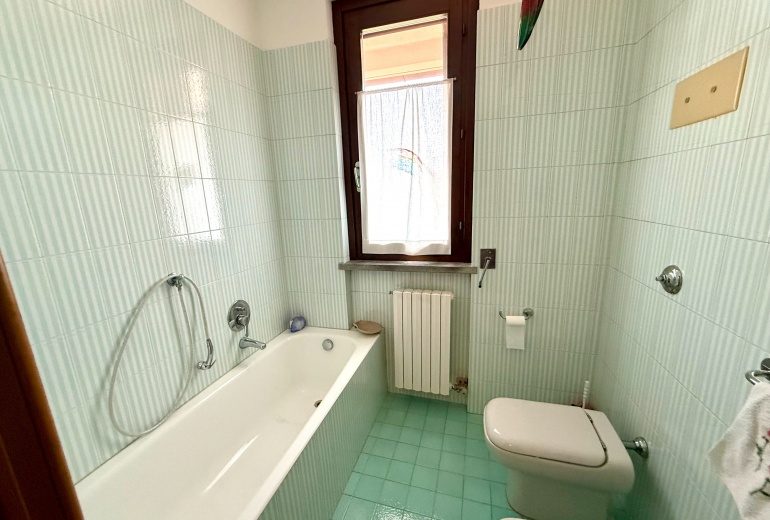 DAB10. VILLA DI TESTA CON GIARDINO NEL CONDOMINIO CON PISCINA
