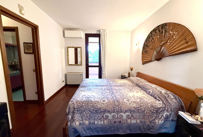 DAB10. VILLA DI TESTA CON GIARDINO NEL CONDOMINIO CON PISCINA