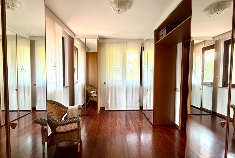 DAB10. VILLA DI TESTA CON GIARDINO NEL CONDOMINIO CON PISCINA