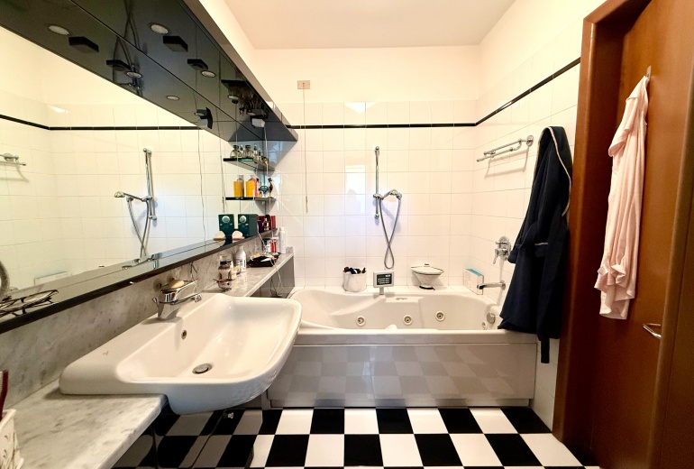 DAB10. VILLA DI TESTA CON GIARDINO NEL CONDOMINIO CON PISCINA