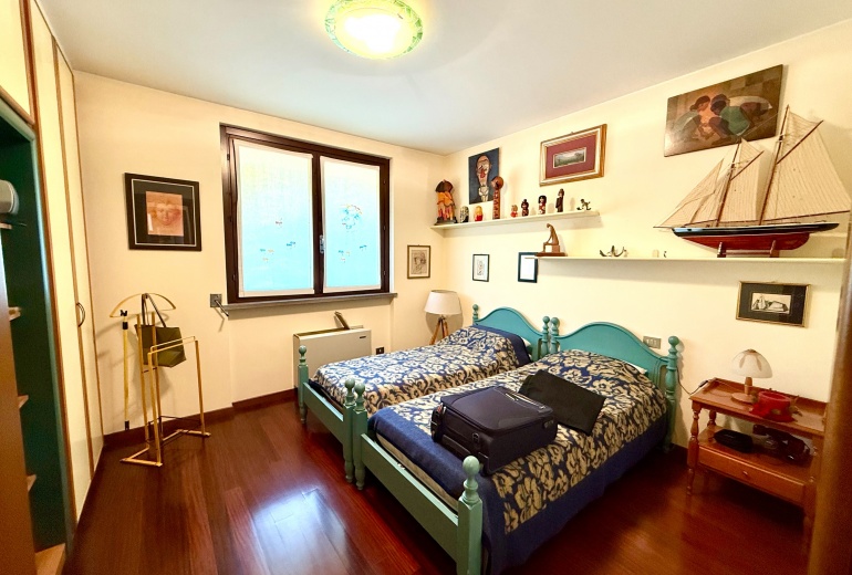 DAB10. VILLA DI TESTA CON GIARDINO NEL CONDOMINIO CON PISCINA