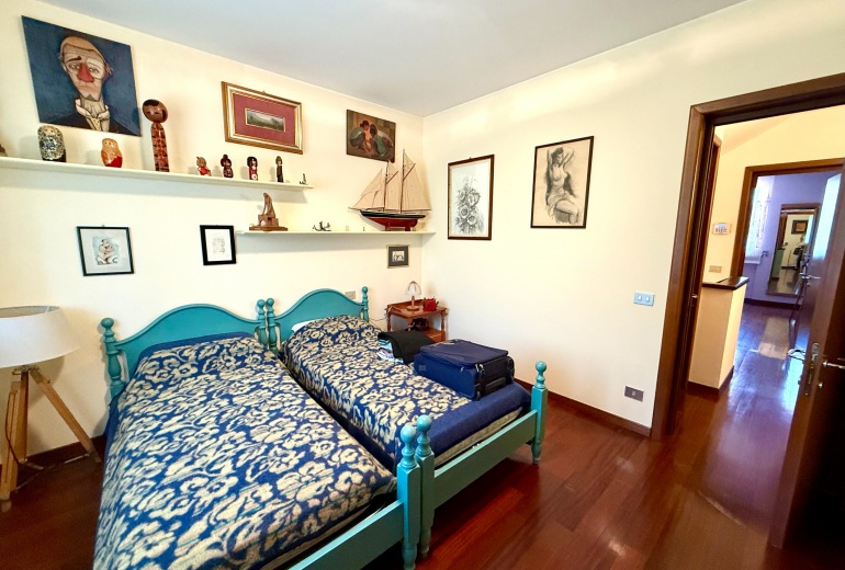 DAB10. VILLA DI TESTA CON GIARDINO NEL CONDOMINIO CON PISCINA